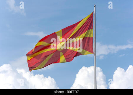 Drapeau macédonien sur mât, Skopje, Skopje, République de Macédoine du Nord Banque D'Images