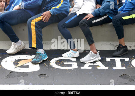 Buenos Aires, Argentine - 20 octobre 2018 : Boca Juniors Fans chaussures suspendus dans la Bombonera Stadium à Buenos Aires, Argentine Banque D'Images