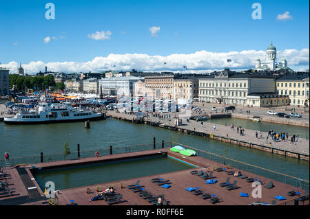 23.06.2018 - Helsinki, Finlande, Europe - une vue sur la mer avec terrasse piscine Allas le Harbourside et la place centrale du marché. Banque D'Images