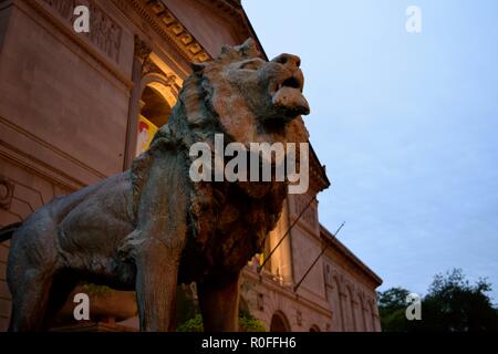 L'un des deux Lions à l'entrée de l'Art Institute de Chicago. Créé en 1893, le musée est un des plus anciens et des plus importants aux Etats-Unis. Banque D'Images