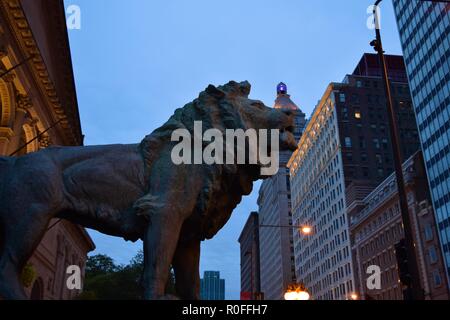 L'un des deux Lions à l'entrée de l'Art Institute de Chicago. Créé en 1893, le musée est un des plus anciens et des plus importants aux Etats-Unis. Banque D'Images