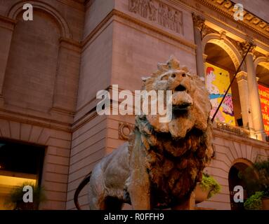 L'un des deux Lions à l'entrée de l'Art Institute de Chicago. Créé en 1893, le musée est un des plus anciens et des plus importants aux Etats-Unis. Banque D'Images