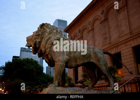 L'un des deux Lions à l'entrée de l'Art Institute de Chicago. Créé en 1893, le musée est un des plus anciens et des plus importants aux Etats-Unis. Banque D'Images