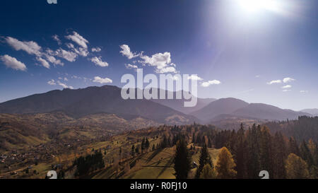 Paysage de l'antenne des Monts Bucegi, Carpates sur une journée ensoleillée Banque D'Images