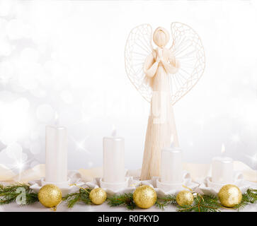 Un ange blanc et blanc quatre bougies de l'Avent, branches d'arbres de Noël sont décorées avec des boules d'or. Banque D'Images