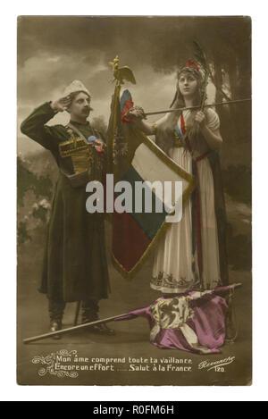 Photo historique français : carte postale avec un drapeau cosaque russe salue la jeune femme Marianne symbole de la France piétiner la bannière de l'Allemagne de la première guerre mondiale. Banque D'Images