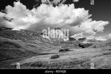 Les prairies alpines de montagne de Seceda. Odle pics. Le Gardena Dolomites. Noir blanc paysage de montagne. Alpes italiennes. L'Europe. Banque D'Images