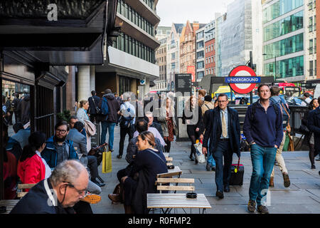 Scène de rue à l'extérieur de la station de métro Chancery Lane, Holborn, Londres, Angleterre, Royaume-Uni Banque D'Images