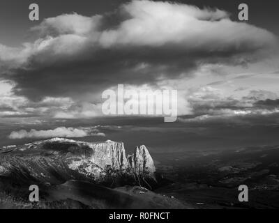 Vue sur le groupe de montagne Sciliar. Lumière du soleil et nuages. Les Dolomites De Gardena. Alpes Italiennes. Paysage de montagne noir blanc. Europe. Banque D'Images