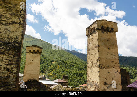 Old Stone svan towers sur rue d'Ushguli village de Svaneti, Georgia. Journée ensoleillée et ciel avec nuages de fond. Banque D'Images