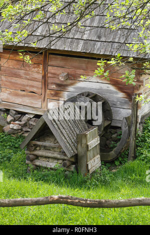 Avis sur l'ancienne en bois ancien moulin à eau en musée en plein air, au printemps. Banque D'Images
