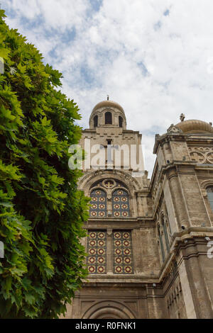 Vue vers le haut de la Dormition de la Mère de Dieu dans la Cathédrale de Varna, Bulgarie, avec l'arbre, sur le ciel bleu nuageux jour Banque D'Images