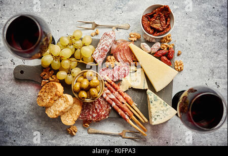 Des collations froides board avec les viandes, le raisin, le vin, différentes sortes de fromage Banque D'Images