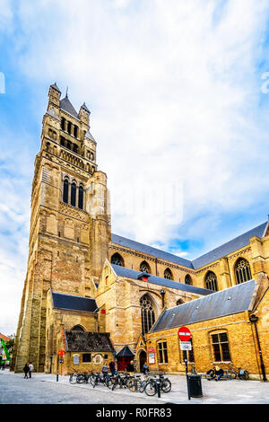 La tour de la cathédrale Saint Salvator dans le centre historique de la ville médiévale de Bruges, Belgique Banque D'Images