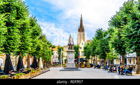 Simon Stevin statue sur la place du même nom dans le quartier historique de Bruges, Belgique avec la tour de l'église de Notre-Dame en arrière-plan Banque D'Images