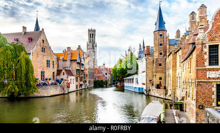 Vue sur les bâtiments historiques et la Tour Belfort de la Dijver canal dans la ville médiévale de Bruges, Belgique Banque D'Images