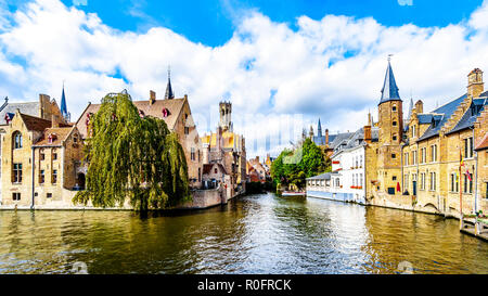 Vue sur les bâtiments historiques et la Tour Belfort de la Dijver canal dans la ville médiévale de Bruges, Belgique Banque D'Images