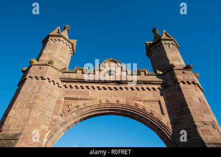 Fettercairn. Arch, l'Aberdeenshire, en Écosse. La pierre a été érigée à Fettercairn Arch 1864 pour commémorer la visite de la reine Victoria en 1861. Banque D'Images