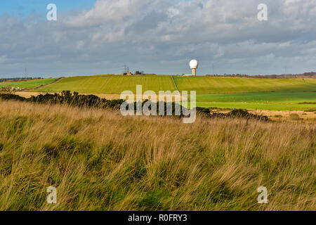 SCOTSTOWN MOOR RÉSERVE NATURELLE LOCALE VILLE ABERDEEN EN ÉCOSSE LES HERBES SUR LE BORD DU PARC DES CHAMPS DE FERME ET AU-DELÀ DE LA TOUR RADAR Banque D'Images
