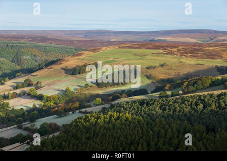 La couleur en automne dans les collines de la Haute Vallée de Derwent, parc national de Peak District, Derbyshire, Angleterre. Banque D'Images