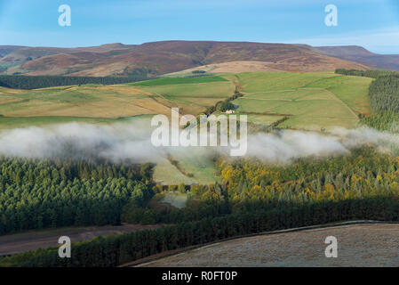 Couche de brume sur les collines près de Ladybower reservoir, parc national de Peak District, Derbyshire, Angleterre. Banque D'Images