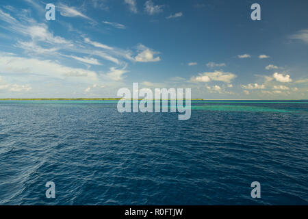 Plage et Mer tropical. La mer des Caraïbes ou de l'été aux Maldives avec l'eau bleue. Des nuages blancs sur un ciel bleu sur la mer d'été. Mer tropical relaxant Banque D'Images