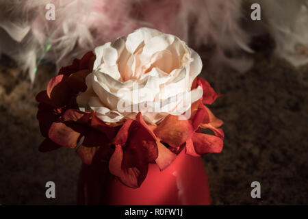 Gros plan d'une pivoine blanche et rose hortensias dans une vase Banque D'Images