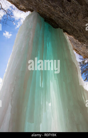 Cascades de glace apparaissent sur une falaise à Watkins Glen State Park, Watkins Glen, dans l'État de New York pendant un temps ensoleillé, mais froide journée d'hiver. Banque D'Images