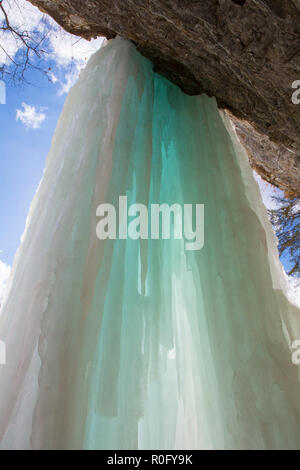 Cascades de glace apparaissent sur une falaise à Watkins Glen State Park, Watkins Glen, dans l'État de New York pendant un temps ensoleillé, mais froide journée d'hiver. Banque D'Images