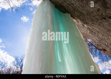 Cascades de glace apparaissent sur une falaise à Watkins Glen State Park, Watkins Glen, dans l'État de New York pendant un temps ensoleillé, mais froide journée d'hiver. Banque D'Images