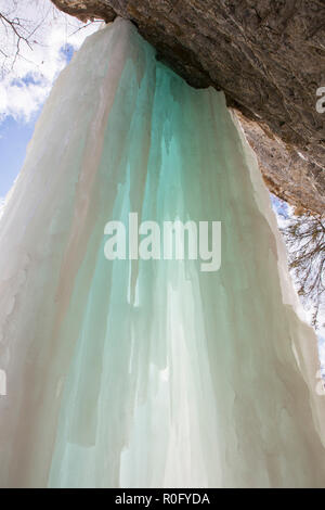 Cascades de glace apparaissent sur une falaise à Watkins Glen State Park, Watkins Glen, dans l'État de New York pendant un temps ensoleillé, mais froide journée d'hiver. Banque D'Images