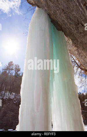 Cascades de glace apparaissent sur une falaise à Watkins Glen State Park, Watkins Glen, dans l'État de New York pendant un temps ensoleillé, mais froide journée d'hiver. Banque D'Images