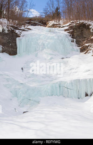Montour Falls, bloqué sur un jour d'hiver ensoleillé, qui est situé dans le Comté de Schuyler, l'État de New York à 10 miles au sud de Watkins Glen. Banque D'Images