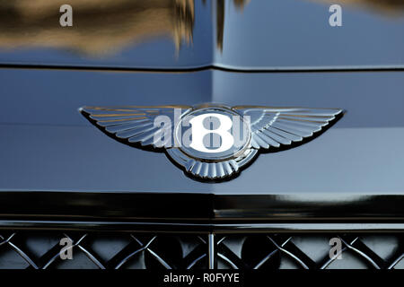 Monte-Carlo, Monaco - 19 septembre 2018 : Shining Bentley "B" ailé Le Logo (emblème) sur le capot d'une voiture noire de luxe à Monte-Carlo, Monaco. Libre Banque D'Images