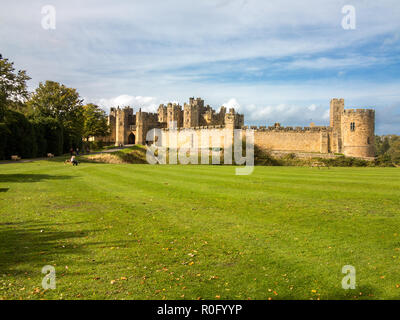 Château d'Alnwick et terrains siège du Percy famille et maison ancestrale au duc de Northumberland dans la campagne du Northumberland England UK Banque D'Images