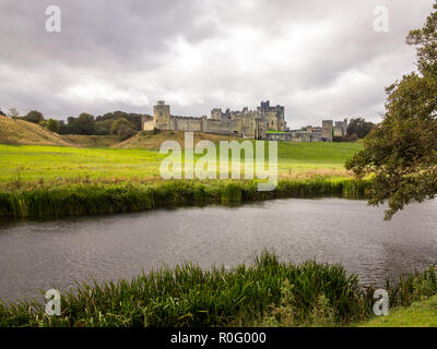 Château d'Alnwick et terrains siège du Percy famille et maison ancestrale au duc de Northumberland dans la campagne du Northumberland England UK Banque D'Images