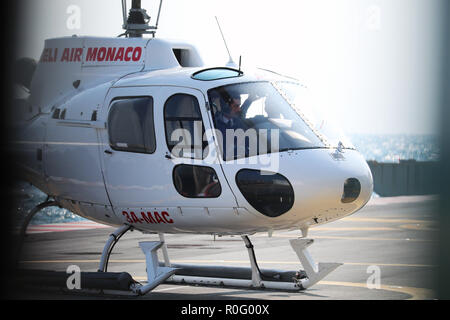 Fontvieille, Monaco - 25 mars 2018 : Prêt pour le décollage de l'hélicoptère à Monaco, AÃ©rospatiale AS-350B Ecureuil - 3A-MAC stationné à l'extérieur à l'Héliport - Banque D'Images