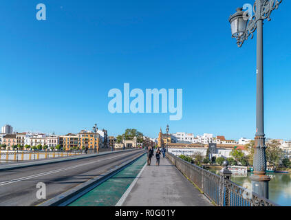 Vue vers Castillo San Jorge et Triana du Puente San Telmo, Séville Séville ( ), Andalousie, Espagne Banque D'Images