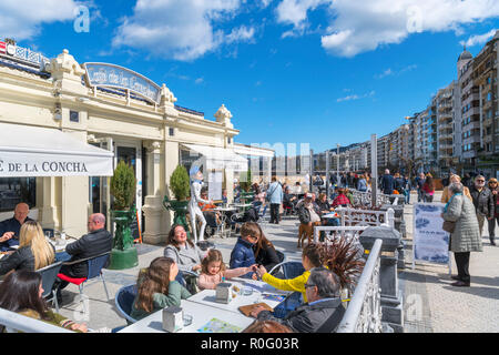 Café sur la promenade du front de mer, Playa de la Concha, San Sebastian, Pays Basque, Espagne Banque D'Images