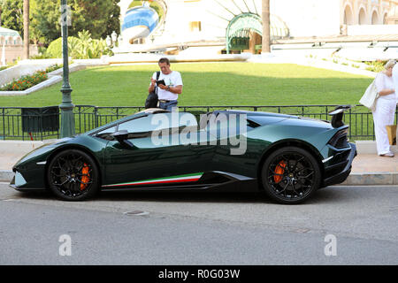 Monte-Carlo, Monaco - 19 septembre 2018 : Vert De Luxe Lamborghini Ouragan Performante Spyder 2018 (vue latérale) garé en face de la Casino de Monte-Carlo Banque D'Images