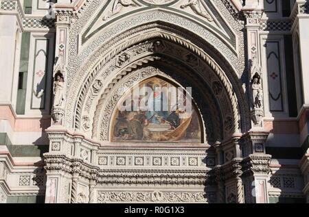 D'art sur la façade de la cathédrale de Florence en Italie Banque D'Images