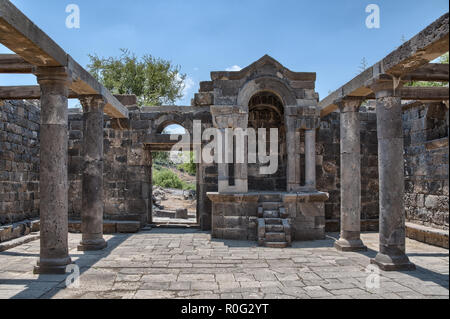 Et d'entrée de la synagogue bema reconstruit d'Umm el-Kanatir Keshatot (EIN) sur les hauteurs du Golan. Banque D'Images