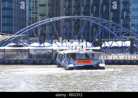 La Thames Clipper voile à North Greenwich Pier sur la Tamise à l'Est de Londres, UK Banque D'Images