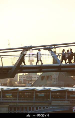 Les personnes qui traversent le pont du millénaire par un beau jour de printemps en fin d'après-midi, dans le centre de Londres, UK Banque D'Images