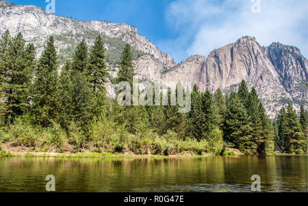 Rivière Yosemite sur une chaude journée d'été. Banque D'Images