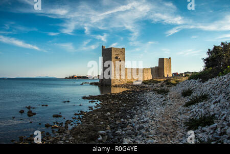 Île de Vir ruines forteresse nommée Kastelina avec vue sur la mer en arrière-plan, la Dalmatie, Croatie Banque D'Images