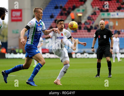 Le Wigan Athletic Dan Burn (à gauche) et de Pablo Hernandez Leeds United en action pendant le match de championnat Sky Bet au DW Stadium, Wigan. Banque D'Images