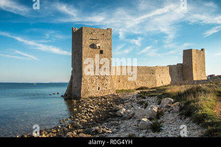 Île de Vir ruines forteresse nommée Kastelina avec vue sur la mer en arrière-plan, la Dalmatie, Croatie Banque D'Images