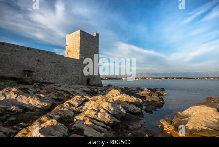 Île de Vir ruines forteresse nommée Kastelina avec vue sur la mer en arrière-plan, la Dalmatie, Croatie Banque D'Images