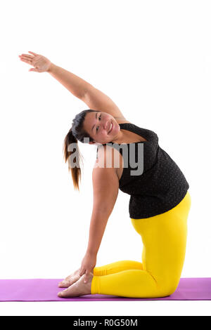 Studio shot of young woman smiling Asian fat heureux tout en faisant y Banque D'Images